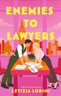 "ENEMIES TO LAWYERS" und "LETIZIA LORINI" in großer Schrift. Ein Mann und eine Frau lehnen sich über einen Tisch.