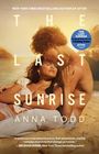 "The Last Sunrise" von Anna Todd. Ein Paar am Strand, der Mann küsst die Stirn der Frau, die in seinen Armen ruht.