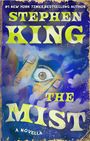 #1 New York Times Bestselling Author. Stephen King. The Mist. A Novella. Ein gemaltes Auge schaut durch Wolken.
