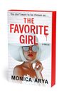 Text: "You don’t want to be chosen as... THE FAVORITE GIRL. A Thriller. MONICA ARYA." Frau mit Hut und Sonnenbrille.