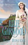 „Utterly spellbinding, magnificent.“ —Romanic Times. Julie Garwood, The Bride. Frau im Hochzeitskleid vor Küstenlandschaft.