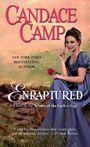 "Candace Camp", "Enraptured", "Third in the Secrets of the Loch trilogy", Frau in blauem Kleid mit Rose sitzt vor Landschaft.