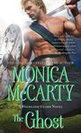 "Monica McCarty, The Ghost, A Highland Guard Novel." Ein muskulöser Mann in einem Kilt mit Schwert und Schild im Sonnenlicht.