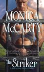 Text: "Monica McCarty, The Striker, A Highland Guard Novel." Ein muskulöser Mann in historischer Kleidung hält eine Axt.