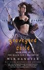 "Graveyard Child" in orange Schrift, Frau mit Flinte und Buch, schwarzes Outfit, kreisförmiger Hintergrund in Blautönen.