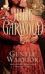 "JULIE GARWOOD, GENTLE WARRIOR, New York Times bestselling author." Ein Paar in historischer Kleidung umarmt sich innig.