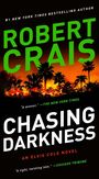Text: "ROBERT CRAIS", "CHASING DARKNESS", "AN ELVIS COLE NOVEL", Silhouetten von Palmen vor einem brennenden Himmel.