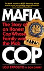 Oben: Buch des Ex-NYPD-Detektivs. Groß „MAFIA COP“. Story eines aufrichtigen Polizisten in der Mafiafamilie. Polizeimarke.