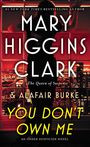 Text: "MARY HIGGINS CLARK, YOU DON'T OWN ME, AN UNDER SUSPICION NOVEL." 
Schatten einer Person vor einer Stadtansicht bei Nacht.