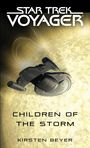 „Star Trek Voyager“, „Children of the Storm“, „Kirsten Beyer“. Ein Raumschiff fliegt vor einem großen, leuchtenden Stern.