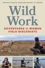 „Wild Work: Adventures of Women Field Biologists“. Oben große Schrift, unten Fotos von Biologinnen bei der Feldarbeit.