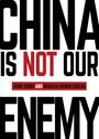 Großer Text: "CHINA IS NOT OUR ENEMY". Autoren: "Jodie Evans and Mikaela Hondo Erksog". Dominante schwarze und rote Schrift.