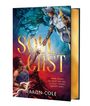 „Soul Cast“ in goldener Schrift, darunter „Three trials to cross the veil. A legacy death cannot deny.“ Fantasy-Illustration mit zwei Figuren.