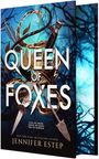 Text: "QUEEN OF FOXES", "Steal the sword. Crown the queen. Free the kingdom.", "Jennifer Estep". Schwert und Krone vor blauem Hintergrund.