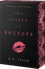 „The rules were clear. They broke them anyway. The season of secrets. Q.B. Tyler.“ Schwarzes Cover, pinke Lippen, florales Muster.