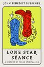 Text: "John Benedict Buescher", "Lone Star Séance", "A History of Texas Spiritualism". Zwei bunte Cowboy-Stiefel.