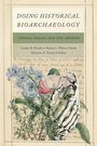 "Doing Historical Bioarchaeology", "Tissues, Traces, and the Archive"; Skelett-Hand hält Blumen vor handschriftlichen Notizen.