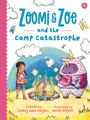 "Zoomi & Zoe and the Camp Catastrophe" zeigt ein Mädchen und ein flauschiges Monster am Lagerfeuer, bunte Schmetterlinge fliegen.