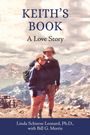 „KEITH'S BOOK. A Love Story.“ Zwei Personen auf einem Berg mit Wolkenhimmel und Berglandschaft im Hintergrund.