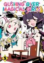 Der Text lautet „Gushing Over Magical Girls“. Zwei Charaktere halten kleine Figuren in einem Puppenhaus. Bunt und verspielt.