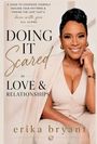 Buchtitel: "Doing It Scared in Love & Relationships". Autorin: Erika Bryant. Frau lächelt in eleganter Kleidung.