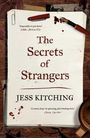 „The Secrets of Strangers“ von Jess Kitching. Notizen, blutige Spritzer, ein Füller und eine Tasse Kaffee auf Holztisch.