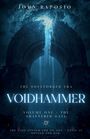 "Voidhammer, Volume One: The Shattered Gate" von John Raposio. Eine düstere, mystische Szene mit einem riesigen Tor.