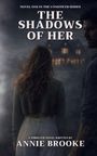 „THE SHADOWS OF HER“ von Annie Brooke. Dunkle Atmosphäre, Frau im Vordergrund, Haus im Nebel hinten.