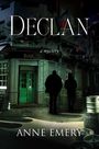 "Declan, a mystery" von Anne Emery. Zwei Personen vor einer Bar mit grüner Tür in nächtlicher, beleuchteter Szenerie.