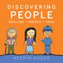 "DISCOVERING PEOPLE" in Englisch, Französisch, Cree. Drei gezeichnete Figuren: ältere Frau, junge Frau, Polizist.