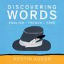 "DISCOVERING WORDS" in Englisch, Französisch und Cree. Illustration eines Hutes mit Feder auf blauem Hintergrund.