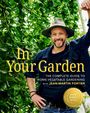 "In Your Garden: The Complete Guide to Home Vegetable Gardening with Jean-Martin Fortier."  Ein Mann lächelt im Grünen.