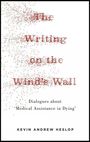 „The Writing on the Wind's Wall“, darunter „Dialogues about 'Medical Assistance in Dying'“. Oben zersetzen sich Buchstaben.