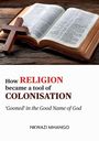 „How RELIGION became a tool of COLONISATION“ und ein aufgeschlagenes Buch mit einem Holzkreuz darauf.