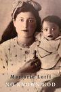 Text: "Marjorie Lotfi, NO KNOWN GOD". Eine Frau hält ein kleines Kind auf einem nostalgischen Foto.