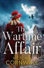 "The Wartime Affair" von Victoria Cornwall. Eine Frau in rotem Mantel und Hut steht vor zerstörten Gebäuden, Flugzeug am Himmel.