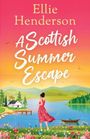 „Ellie Henderson: A Scottish Summer Escape.“ Illustration: Frau in rotem Kleid blickt auf See, Bergen und ein Haus.
