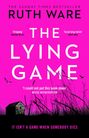 "THE LYING GAME" von Ruth Ware, mit lobenden Rezensionen. Pinker Hintergrund mit schwarzem Gras, einer Hütte und fliegenden Vögeln.