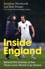 "Inside England: Behind the Scenes of the Three Lions’ World Cup Dream." Ein Fußballer spricht mit einem Mann auf dem Feld.
