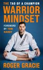 "The Tao of a Champion: Warrior Mindset" von Roger Gracie, mit Vorwort von Tom Hardy. Mann im Kimono sitzt meditativ.