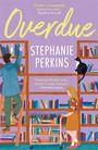 „Overdue“, „Stephanie Perkins“. Zitate von Rainbow Rowell und Christina Lauren. Illustration: Bibliothek mit Menschen und Katze.