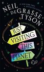 „Just Visiting This Planet“ auf einem bunten Schild vor kosmischem Hintergrund. Autor: Neil deGrasse Tyson.