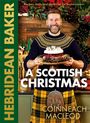 "A Scottish Christmas" und "Coinneach Macleod" in großen weißen Buchstaben. Ein Mann in festlicher Kleidung hält einen Kuchen.