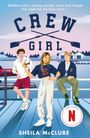 Text: "Ruthless rivalry, sizzling scandal, and a love triangle that might tear the team apart... CREW GIRL." Illustration: Drei Jugendliche am Steg.