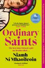 Das Cover zeigt den Titel "Ordinary Saints" in Pink auf gelbem Hintergrund und ein Gesicht vor einem bunten Fenster.