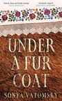 „UNDER A FUR COAT“ von Sonya Vatomsky. Oben Blümchenmuster und Spitze, darunter Pelzoptik.