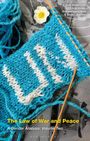 "The Law of War and Peace" steht auf einer blauen gestrickten Textur mit strickenden Nadeln und einer weißen Blüte.