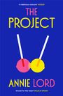 „THE PROJECT“, „ANNIE LORD“, pink-gelbe Lollipops mit weißen Stielen auf blauem Hintergrund.