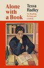 "Alone with a Book" oben links, "Tessa Hadley" rechts. Illustration: Person liest an einem Tisch vor einem Bücherregal.