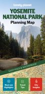 „Yosemite National Park Planning Map“, „Easy-Fold & Waterproof“, „Must-see Highlights“, „Travel Tips“, „City Insights“. Vor Bergen.